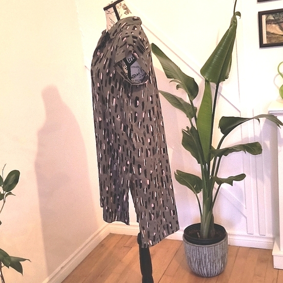 Midi dress. Size large, Green black and light pink. Great Condition - Picture 7 of 9